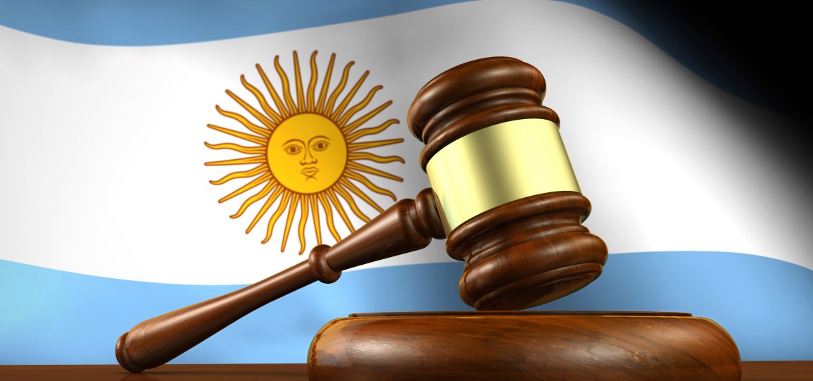 Argentinian-flag-behind-court